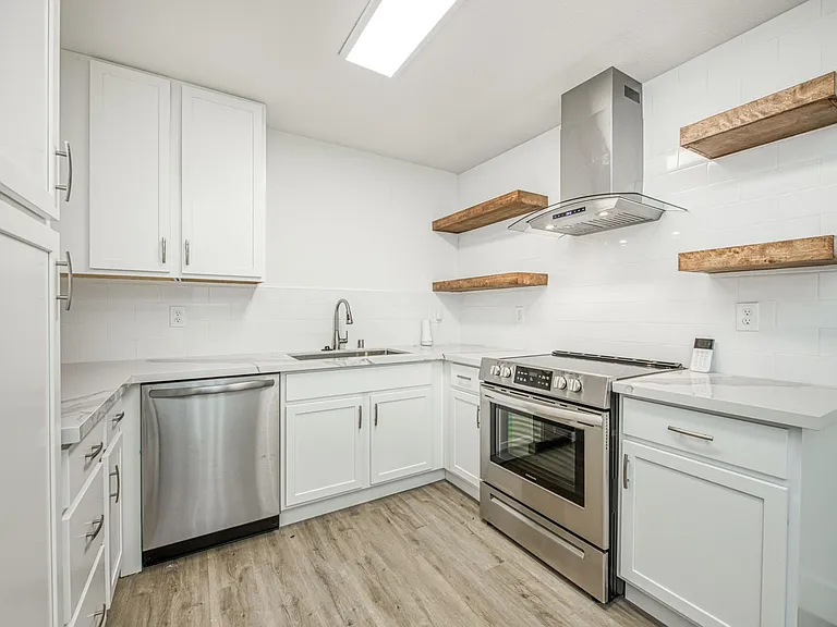672 W Antonio Dr — Photo 2