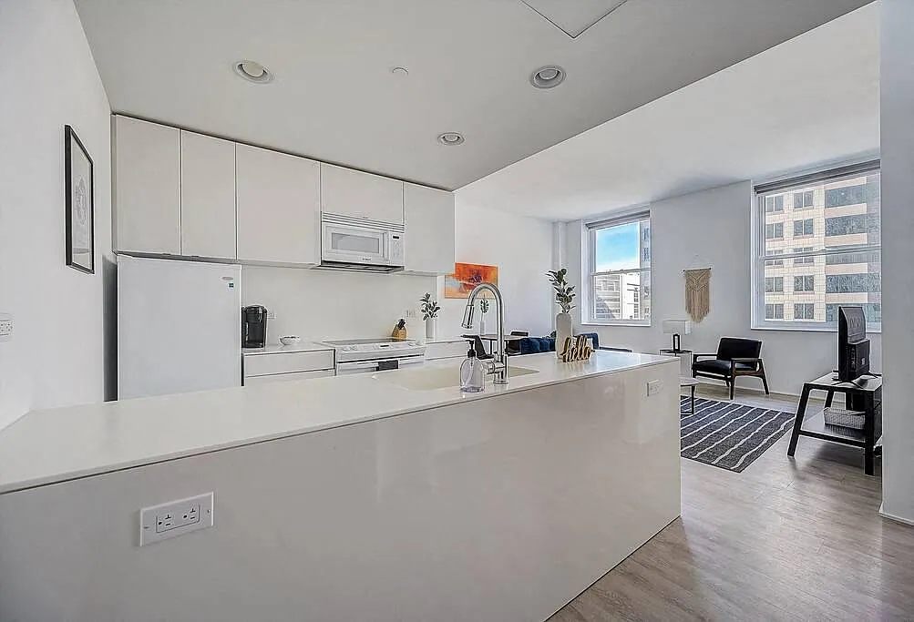 Lofts at 629 Euclid — Photo 4