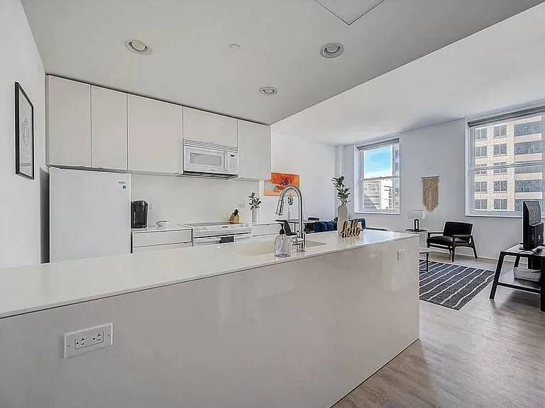 Lofts at 629 Euclid — Photo 4