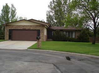 1416 Debbie Dr, Minot, ND 58701