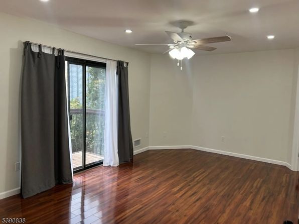 32 Delbarton Ct