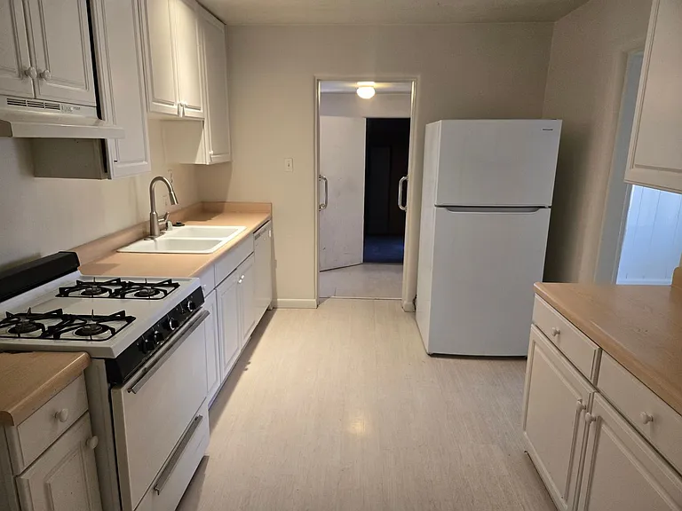 1728 Richmond Dr NE — Photo 3