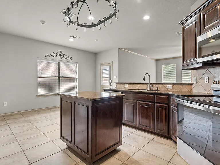 3200 Stonecrop Trl — Photo 6