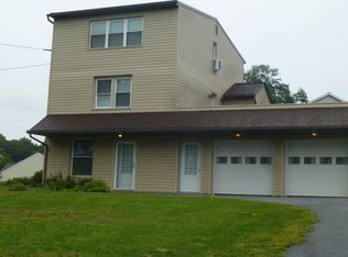 221 Akron Rd, Ephrata, PA 17522