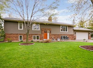 10000 Windsor Lake Ln, Minnetonka, MN 55305