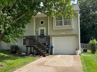 2002 S Southridge Dr, Coralville, IA 52241