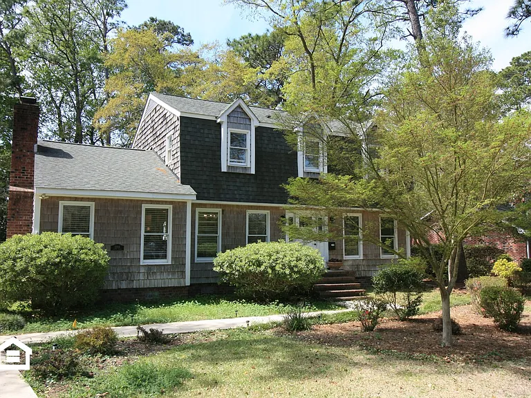 2206 Acacia Dr — Photo 1