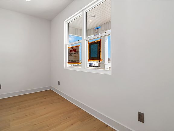 3rd image of 950 Thornwood Pl