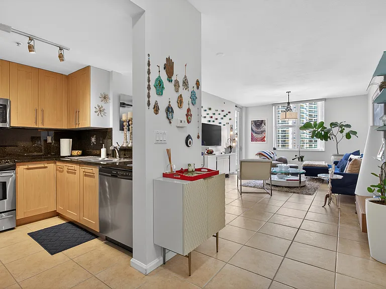 511 SE 5th Ave #1102 — Photo 4