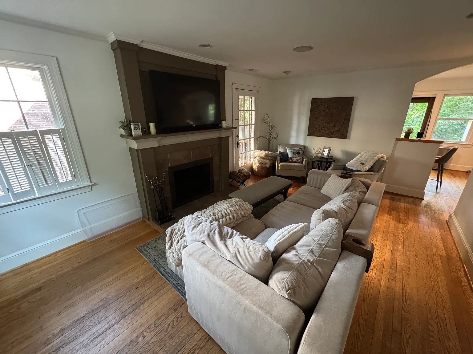 4 bed, 2100 sqft, $5,850 — Photo 2