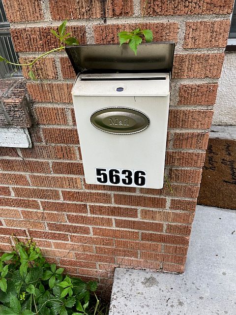 Oversized mailbox