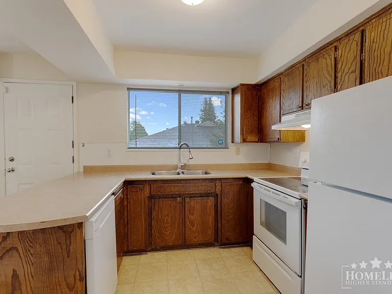 1060 Fell Ave — Photo 8