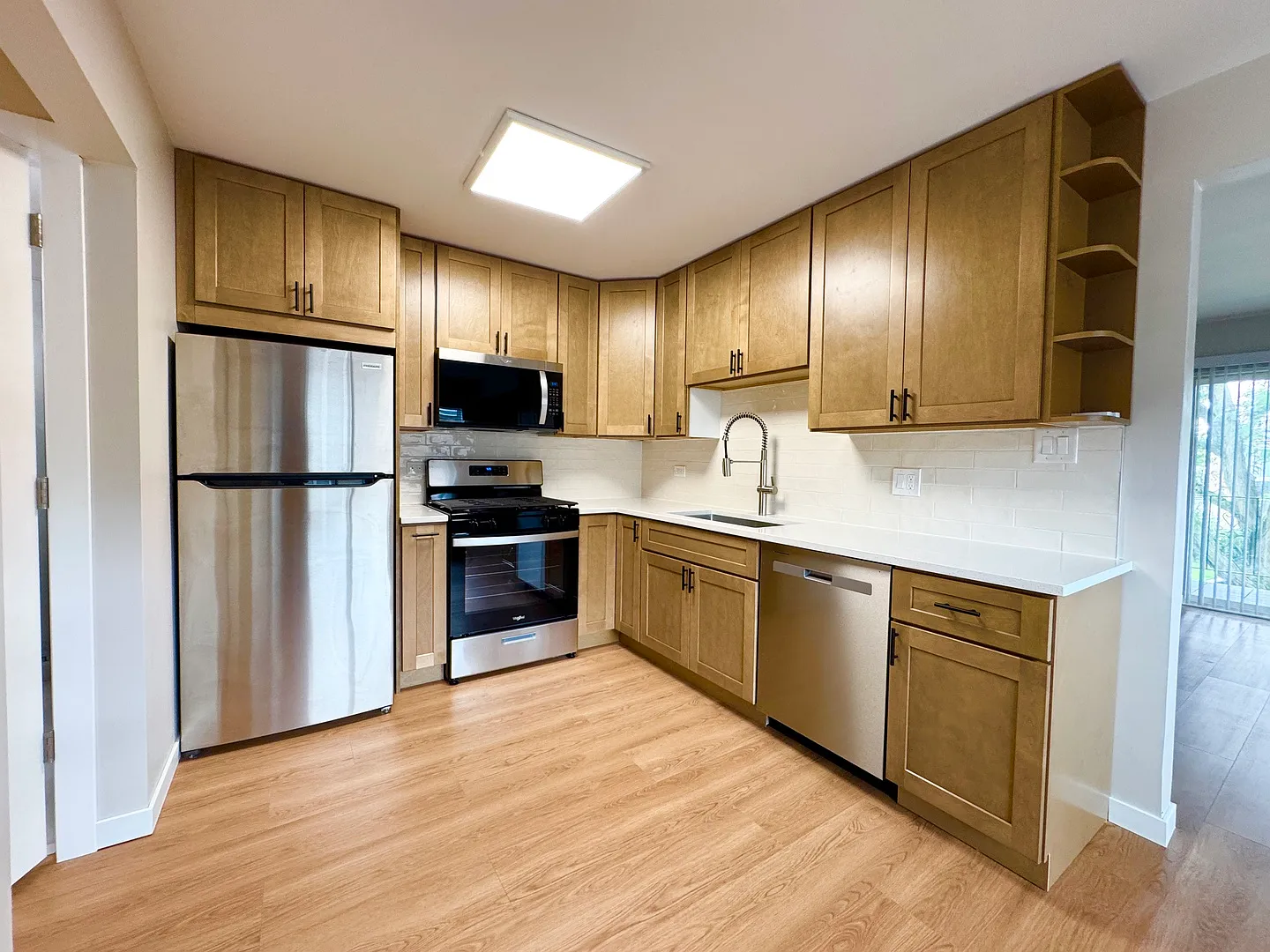 2 bed, 1000 sqft, $2,050 — Photo 2