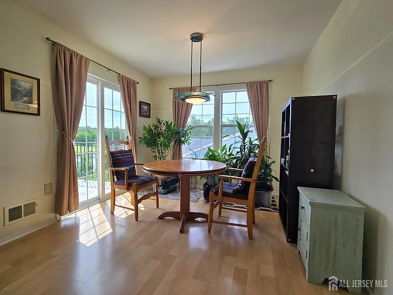 8 Glastonbury Dr — Photo 8