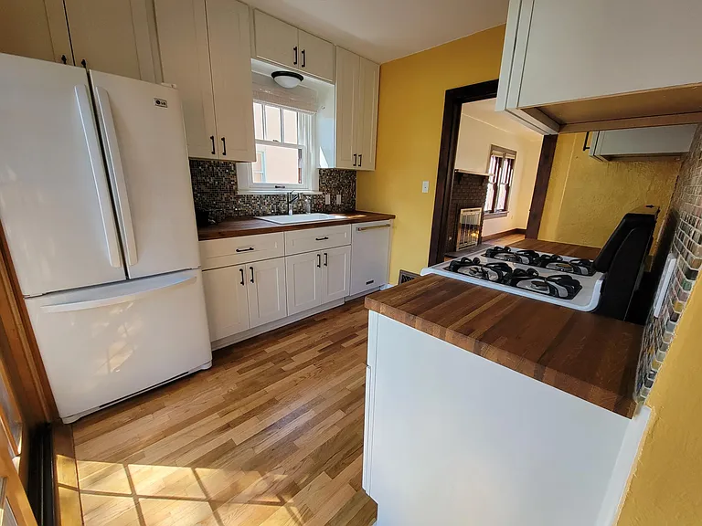 1225 Custer Ave — Photo 6