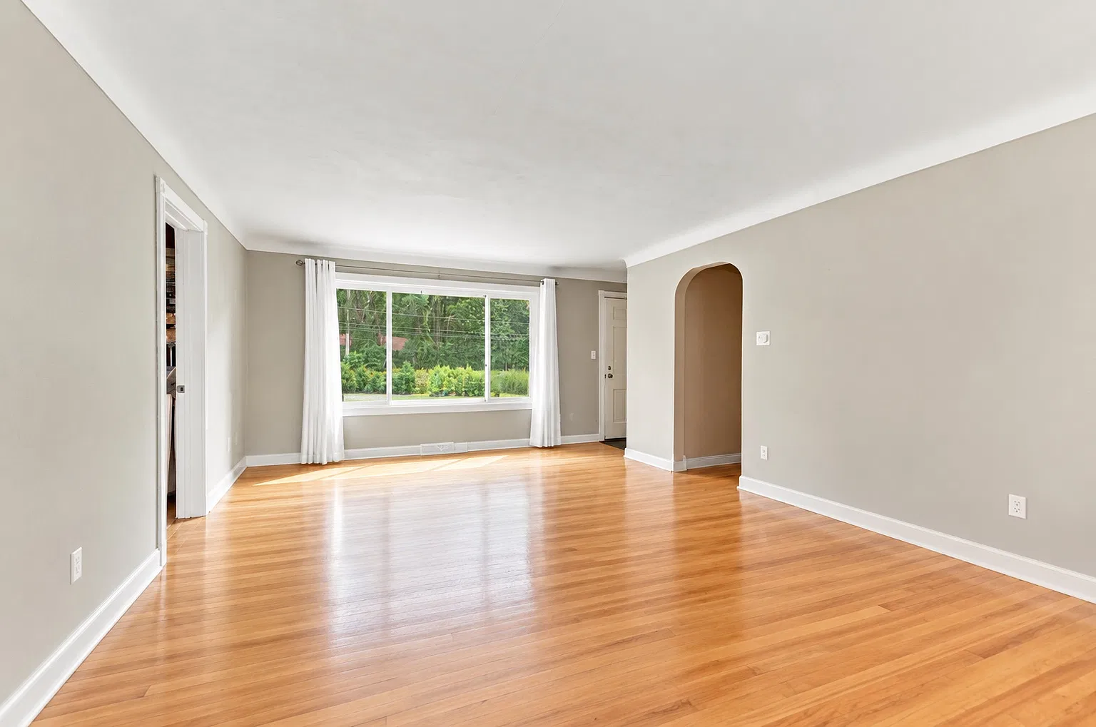 3 bed, 1202 sqft, $2,000 — Photo 3