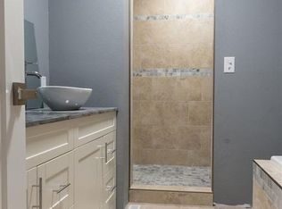 305 Greenbrier Rd, Waterloo, IA 50703