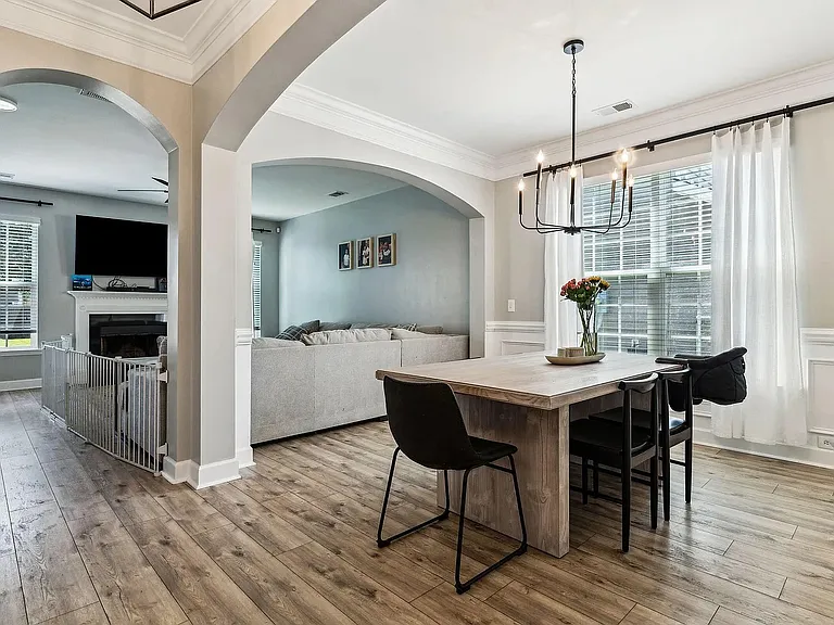 221 Berwick Dr — Photo 5