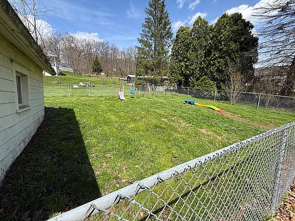 3rd image of 1118 Old Mercer Rd