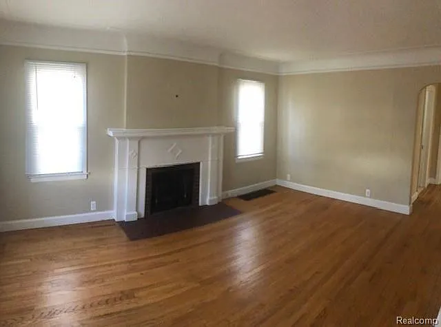 2 bed, 1.0 bath, 897 sqft, $1,600 — Photo 2