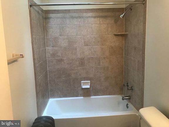 3rd image of 1508 Lombard St APT 3R
