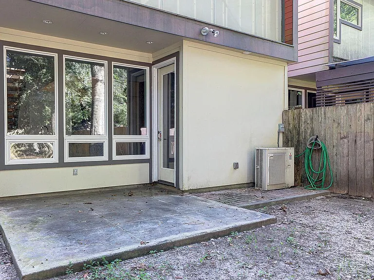 1613 W University Ave — Photo 20