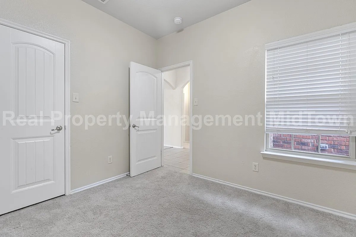 Building Photo - 2035 Karsen Ln