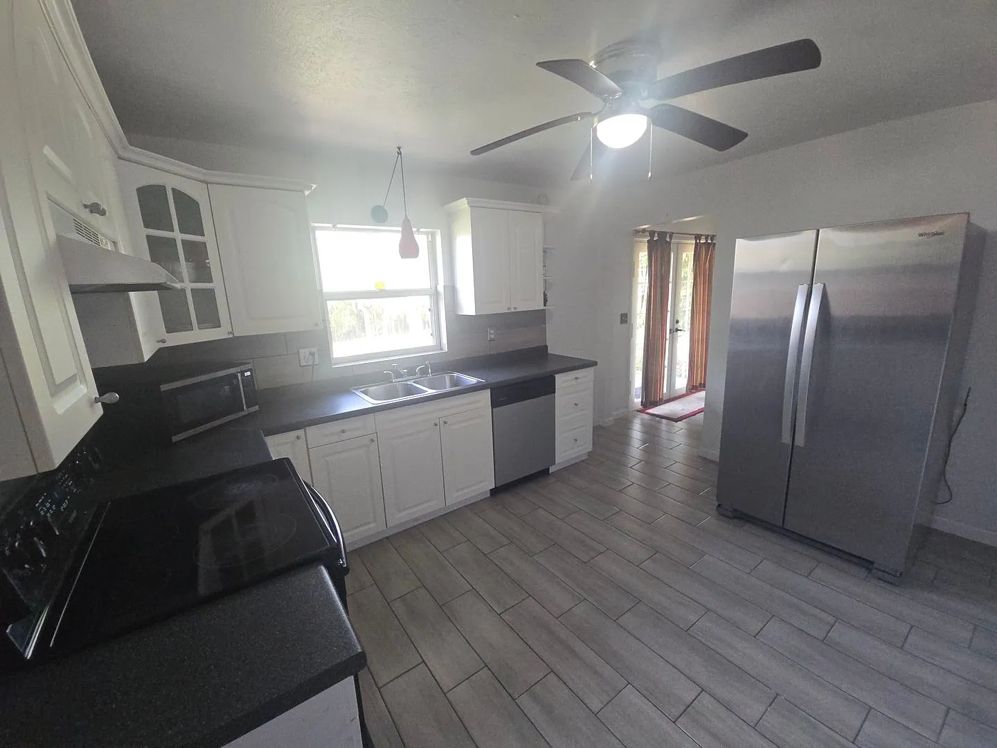 3 bedroom 2 bath home great location — Photo 3