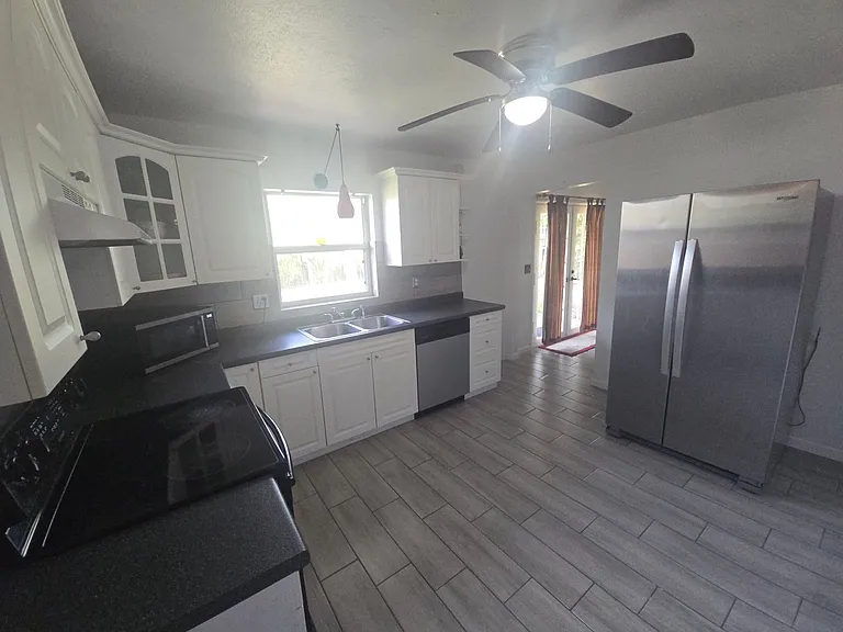 1707 Staunton Ave — Photo 3