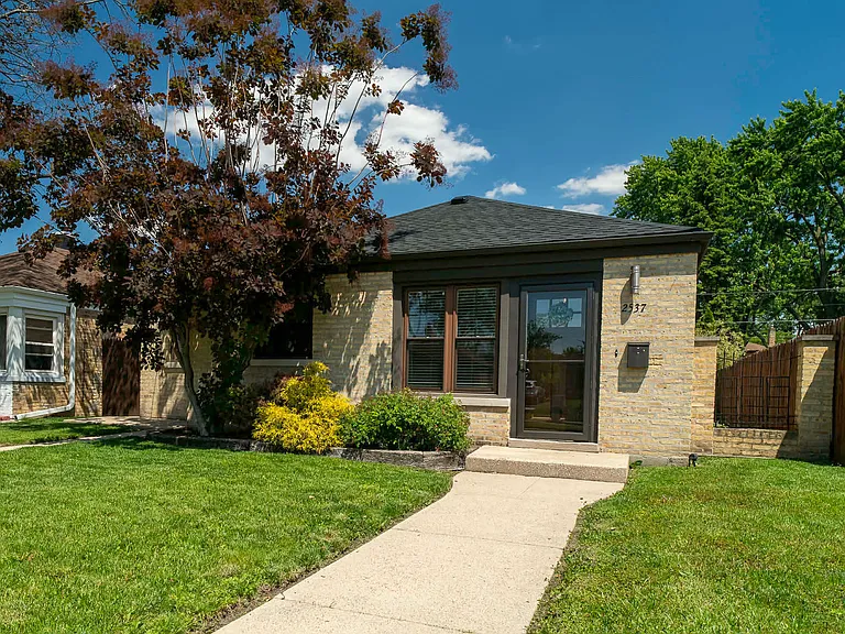 2537 Willow St — Photo 1