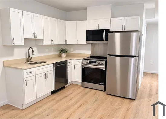 1358 Queen St NE #201