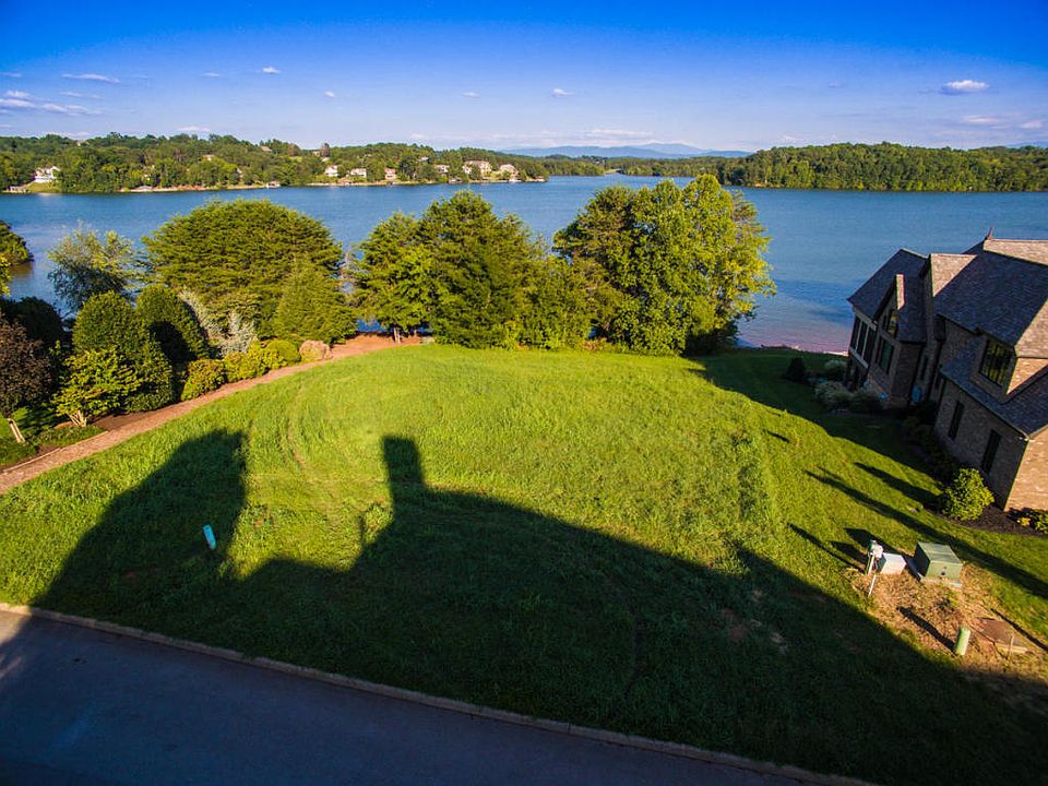 1st image of 450 Cormorant Dr