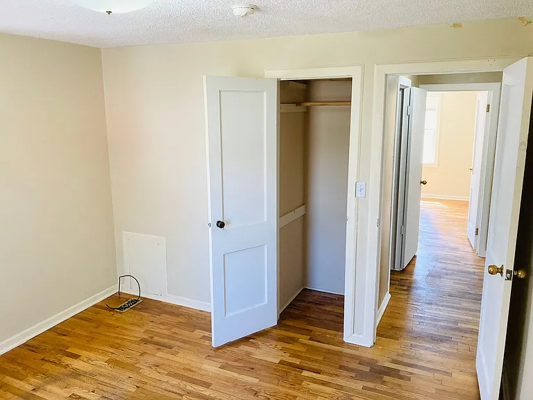320 W Elm St — Photo 12