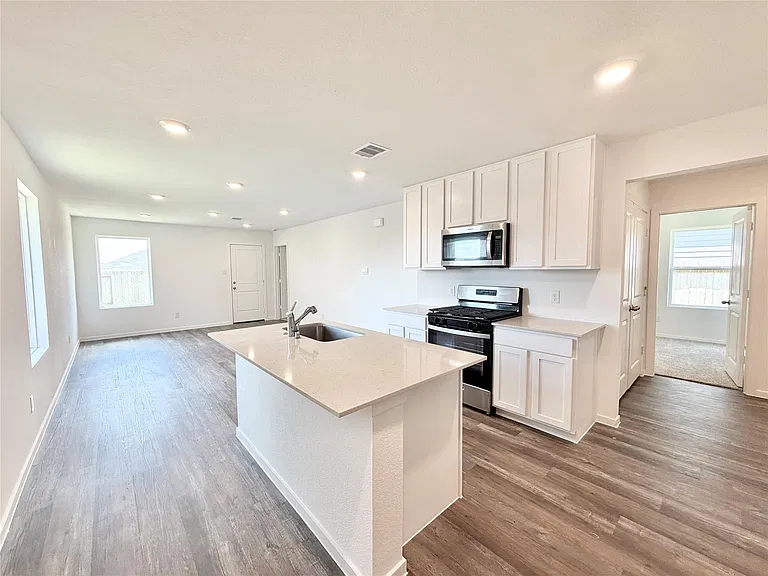 40839 Hawthorne Glades St — Photo 3