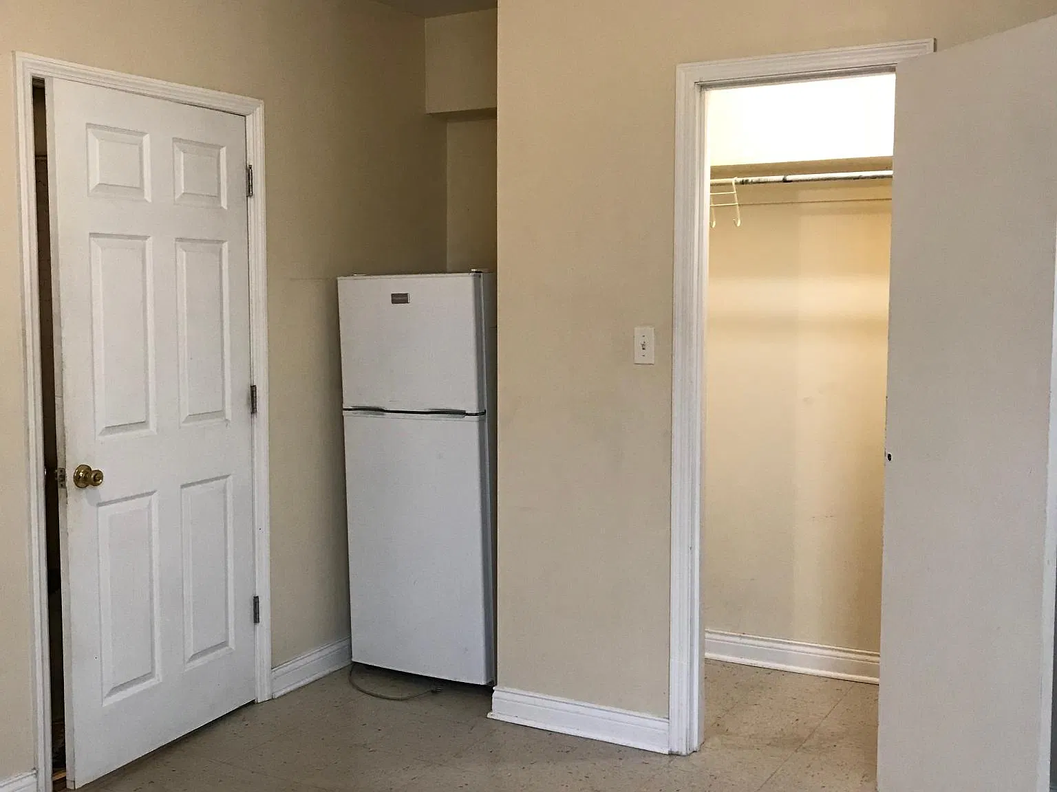 Studio, 300 sqft, $895 — Photo 2