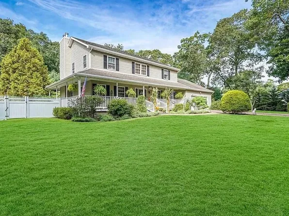 64 Beachfern Rd, Center Moriches, NY 11934