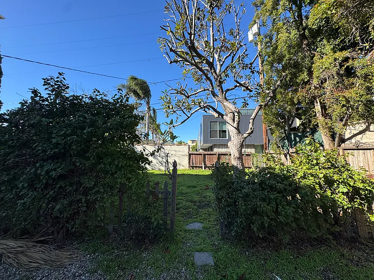 849 N West Knoll Dr — Photo 43