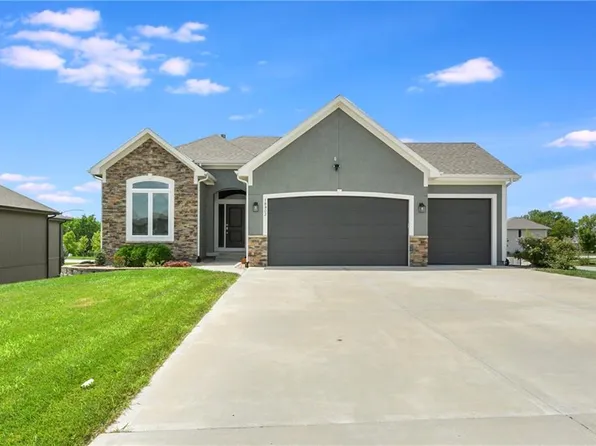 18902 Weaver St, Spring Hill, KS 66083