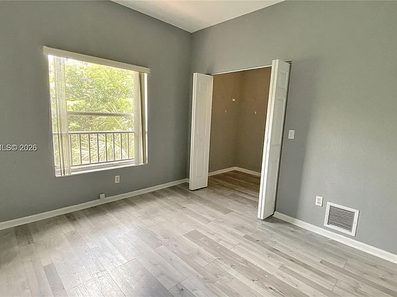 5th image of 2941 Riverside Dr APT 304