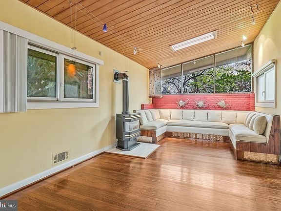 3rd image of 6016 Grosvenor Ln