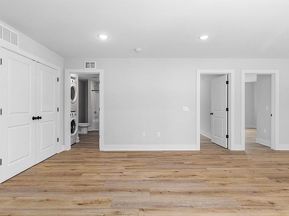 5th image of 960 Diamond Ave NE #2