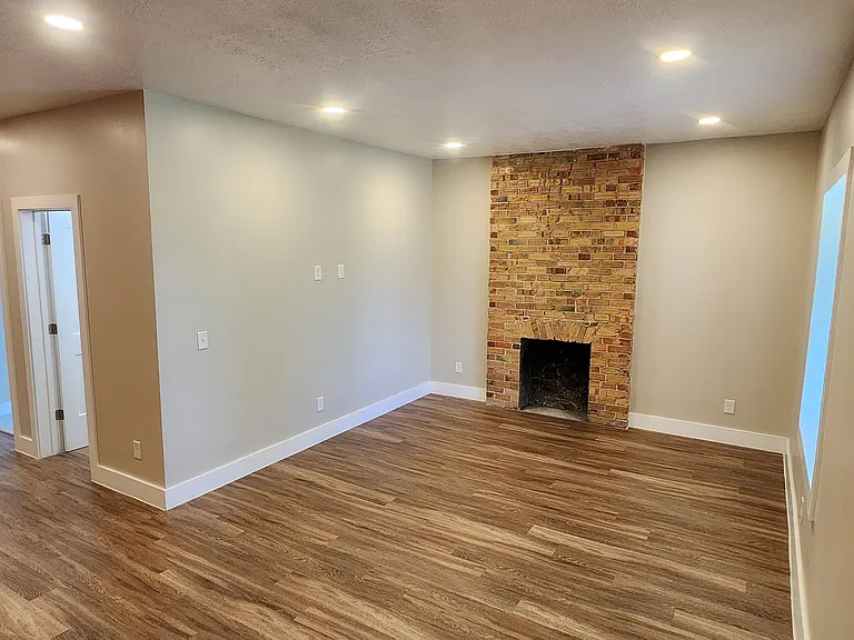 539 E 22nd St #3 — Photo 2