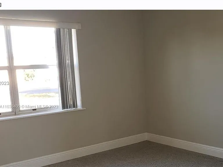 811 S Broadway — Photo 29