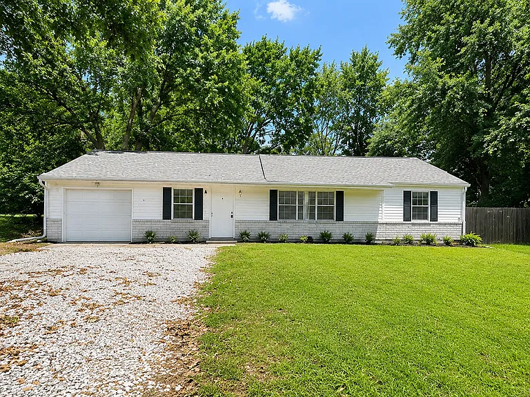 1915 Green Valley Dr — Photo 1