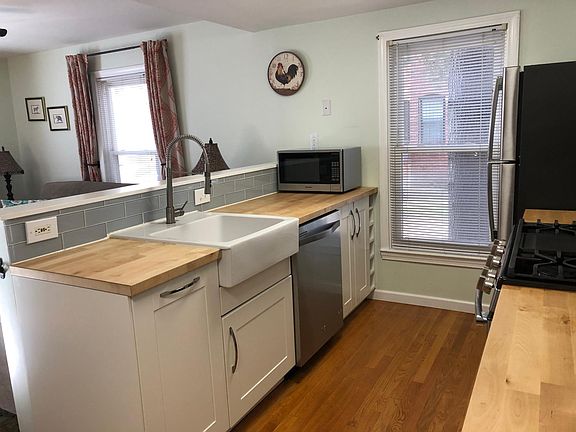 Kitchen, with gas stove, dishwasher, refrigerator, microwave and garbage disposal