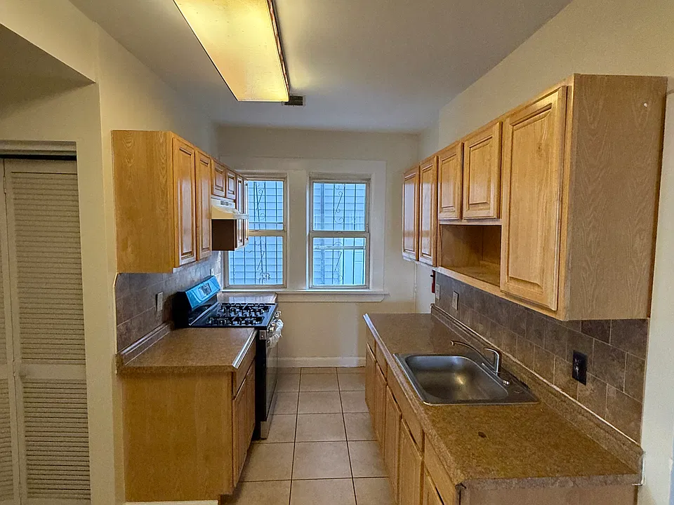 230 Ellis Ave #1L