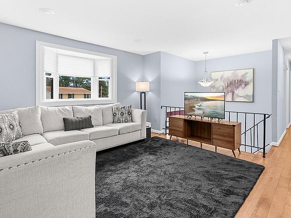4th image of 9018 Holly Ave