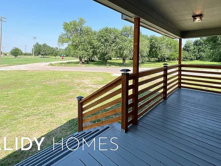 601 W Caddo St — Photo 18