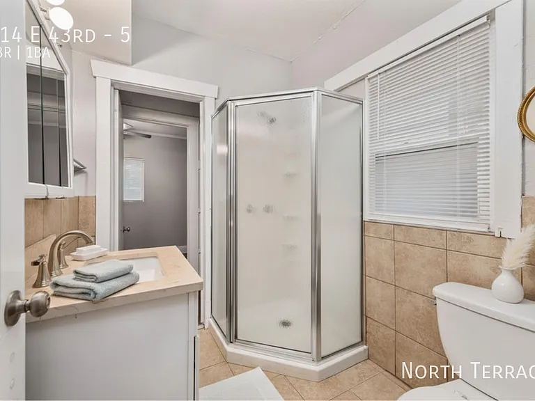 814 E 43rd St #5 — Photo 5