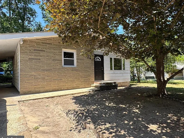 601 E Lakeshore Dr — Photo 2
